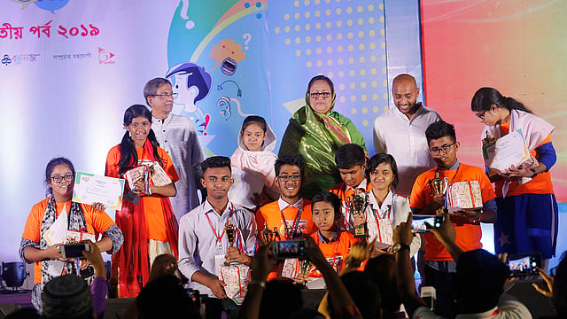 ‘পুষ্টি-প্রথম আলো স্কুল বিতর্ক’ উৎসবের সমাপনী পর্বে কুইজ বিজয়ীদের সঙ্গে অতিথিরা। ভিকারুননিসা নূন স্কুল অডিটরিয়াম, বেইলি রোড, ঢাকা, ১২ এপ্রিল।