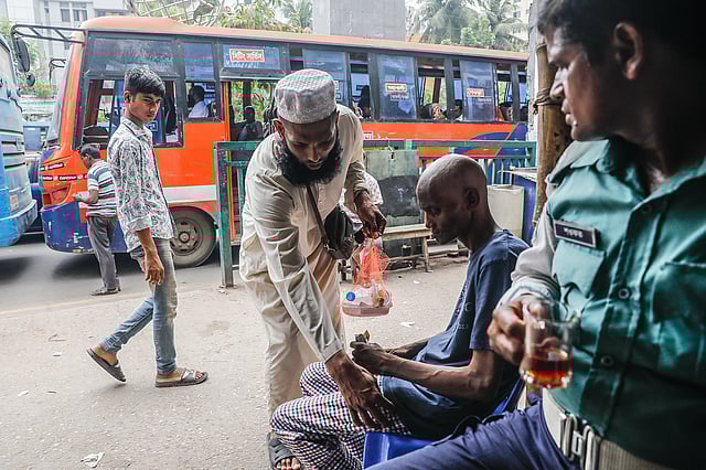 আওলাদ হোসেইন খাবার কিনে এনে খাওয়ান রুহুল আমিনকে