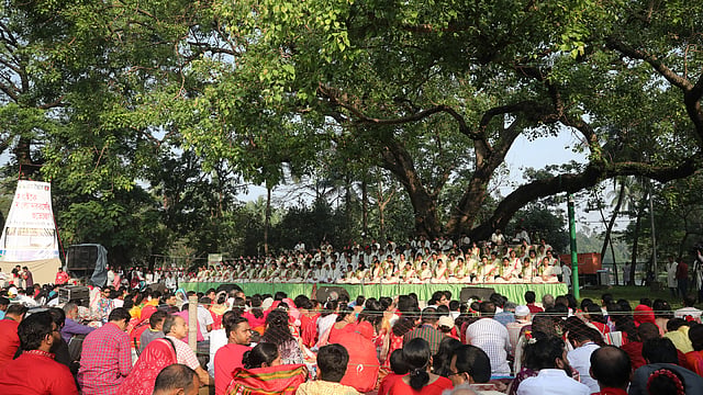 ঐতিহ্য অনুযায়ী আজ ভোরে রমনার বটমূলে নতুন বছরকে বরণ করে নিয়েছে ছায়ানট। ঢাকা, ১৪ এপ্রিল। ছবি: আবদুস সালাম