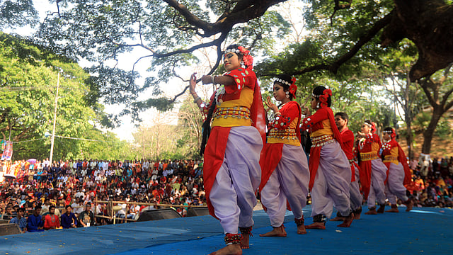 দলীয় নৃত্য, আবৃত্তি ও গানের মধ্য দিয়ে চট্টগ্রাম নগরের সিআরবি শিরীষতলায় বরণ করে নেওয়া হয় নতুন বছরকে। সিআরবি শিরীষতলা, চট্টগ্রাম, ১৪ এপ্রিল। ছবি: জুয়েল শীল