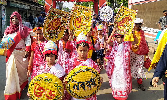 মঙ্গল শোভাযাত্রার মধ্য দিয়ে বাগেরহাটে শুরু হয় বর্ষবরণ অনুষ্ঠান। ছবি: ইনজামামুল হক