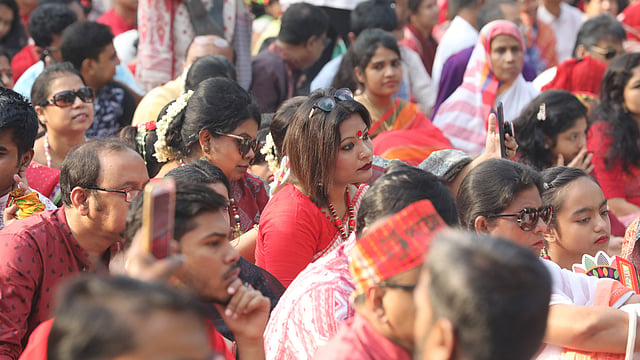 ছায়ানটের আয়োজনে শামিল হতে ভোরেই রমনার বটমূলে নানা শ্রেণি, পেশা ও বয়সের মানুষের সমাগম ঘটে। তাদের পরনে ছিল রঙিন পোশাক। মনে উচ্ছ্বাস। ঢাকা, ১৪ এপ্রিল। ছবি: আবদুস সালাম