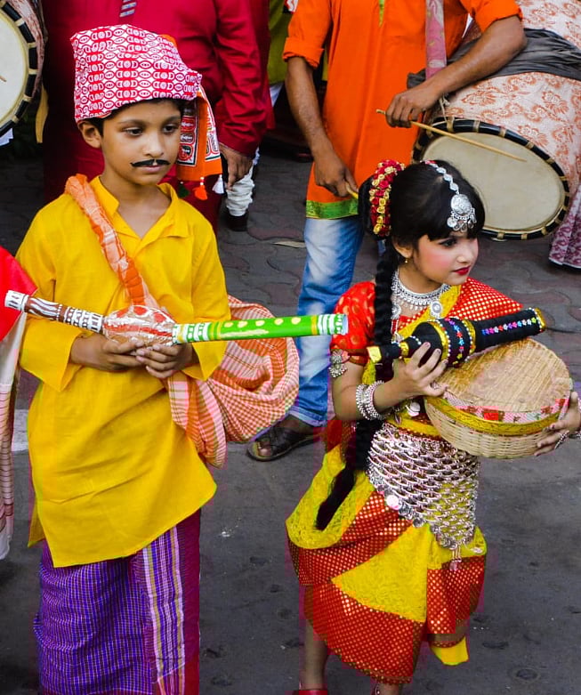 রোববার পান্তা-ইলিশ খেয়ে নববর্ষের সূচনা হয় কলকাতাস্থ বাংলাদেশ উপহাইকমিশনে। চলে নানান সাংস্কৃতিক অনুষ্ঠান। অনুষ্ঠানে অংশ নিতে এমন সাজ দুই শিশুর। ছবি: ভাস্কর মুখার্জি