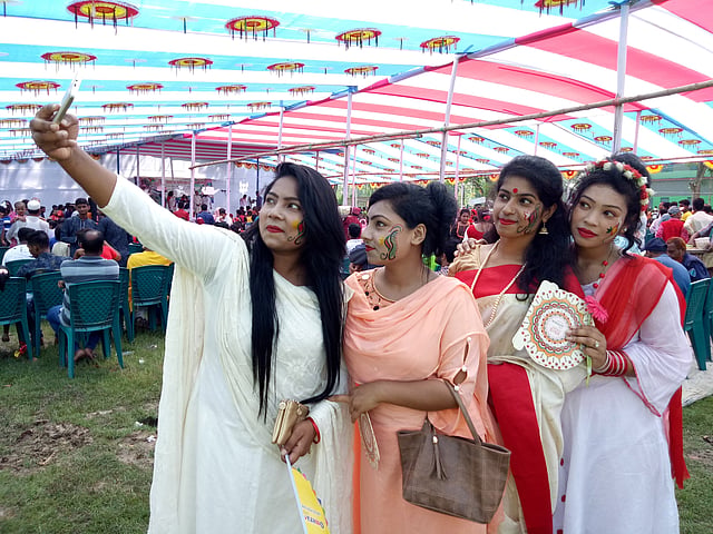 ফরিদপুরে বর্ষবরণের আয়োজনে তরুণীদের সেলফি তোলা। ছবি: আলীমুজ্জামান