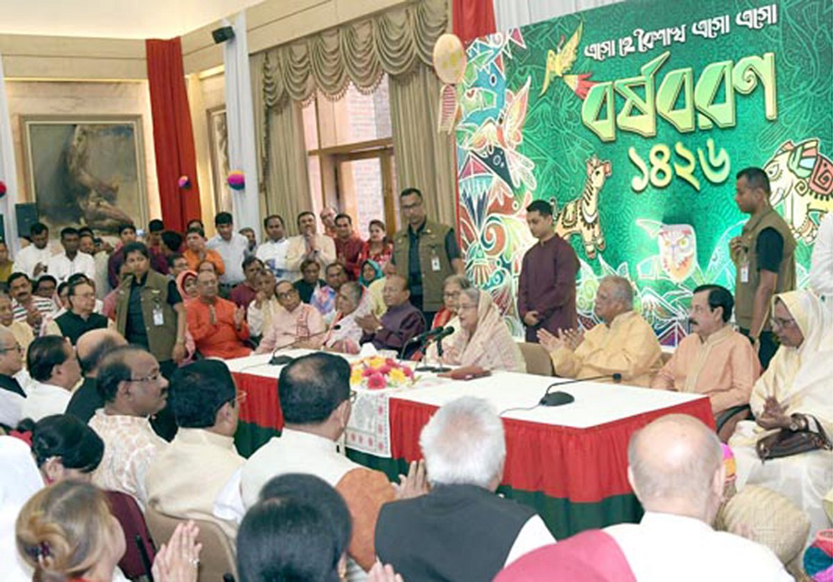 প্রধানমন্ত্রী শেখ হাসিনা রোববার সকালে গণভবনে দল ও বিভিন্ন সহযোগী সংগঠনের নেতা-কর্মীদের সঙ্গে বাংলা নববর্ষের শুভেচ্ছা বিনিময় করেন। ছবি: পিআইডি