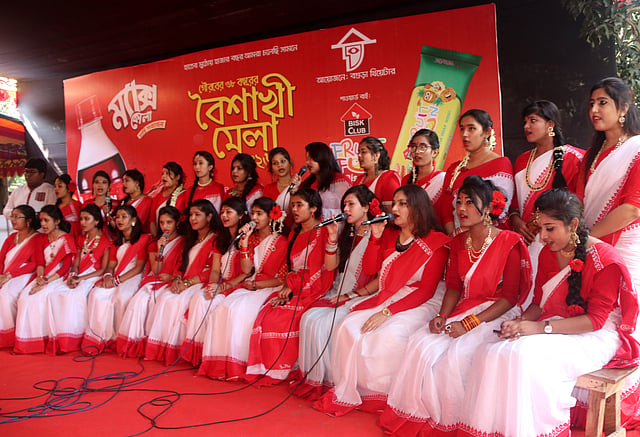 পয়লা বৈশাখ উপলক্ষে বগুড়া থিয়েটারের আয়োজনে এডওয়ার্ড পার্কে ছয় দিনব্যাপী বৈশাখী মেলা বসেছে। ওস্তাদ আলাউদ্দিন মঞ্চে শিল্পীদের গান পরিবেশন। ছবি: সোয়েল রানা