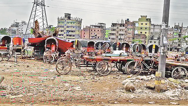 বিআইডব্লিউটিএর অভিযানে বুড়িগঙ্গা নদীর আদি চ্যানেলের উদ্ধার হওয়া জায়গা ফের বেদখল হয়ে যাচ্ছে। নদীর তীরের জায়গায় গড়ে তোলা হয়েছে রিকশার গ্যারেজ। গত বৃহস্পতিবার লালবাগের কিল্লার মোড় এলাকায়।  ছবি: প্রথম আলো