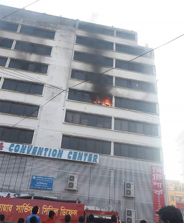 রাজধানীর মিরপুর-১৪ এর পুল পাড় এলাকার একটি নয়তলা ভবনে আগুন লেগেছে। আগুন নিয়ন্ত্রণে কাজ করছে ফায়ার সার্ভিসের ১৫ ইউনিট। ছবি: প্রথম আলো