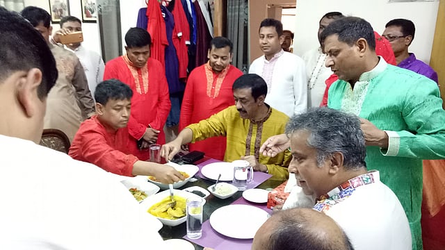 নারায়ণগঞ্জ জেলা পুলিশ সুপার মোহাম্মদ হারুন অর রশীদের উদ্যোগে আয়োজিত পয়লা বৈশাখের অনুষ্ঠানে এক টেবিলে বসে মধ্যাহ্নভোজ করেন আওয়ামী লীগ দলীয় সাংসদ শামীম ওসমান। ছবি: প্রথম আলো