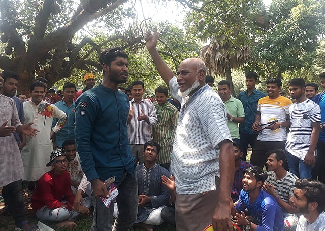 নাচের তালে রমনায় গান গাইছেন সিদ্দিকুর। ঢাকা, ১৪ এপ্রিল, ২০১৯। ছবি: আসাদুজ্জামান