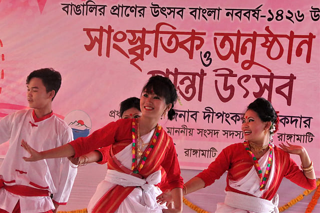 রাঙামাটি জেলা প্রশাসনের আয়োজনে মঙ্গল শোভাযাত্রা শেষে সাংস্কৃতিক অনুষ্ঠানে তরুণ-তরুণীদের নৃত্য পরিবেশন। ছবি: সুপ্রিয় চাকমা