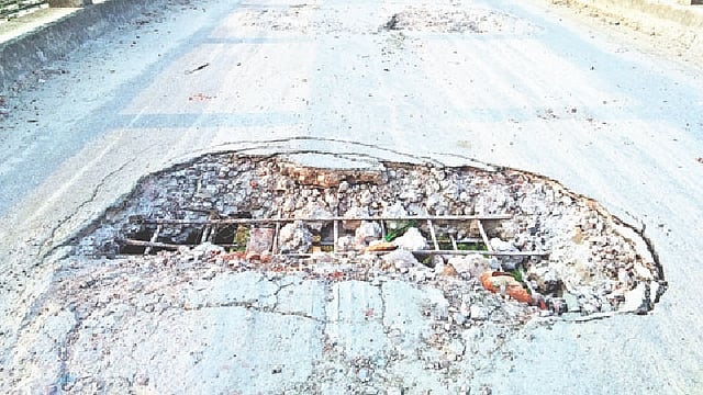 টাঙ্গাইলের মির্জাপুর উপজেলার ভাতকুড়া এলাকায় খালের ওপর থাকা সেতুতে গর্তের সৃষ্টি হয়েছে। ছবিটি গত বৃহস্পতিবারের।  ছবি: প্রথম আলো