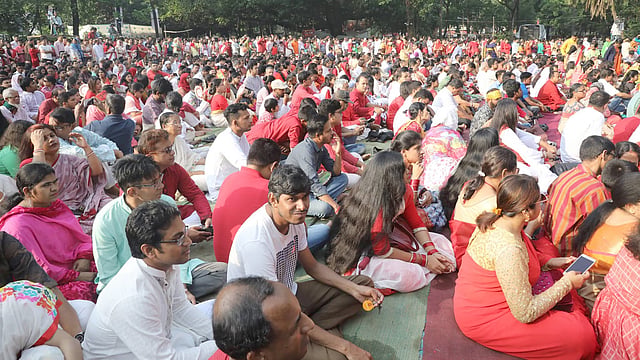 ছায়ানটের আয়োজনে অংশ নেন নানা শ্রেণি-পেশা ও বয়সের মানুষ। ছবি: আবদুস সালাম