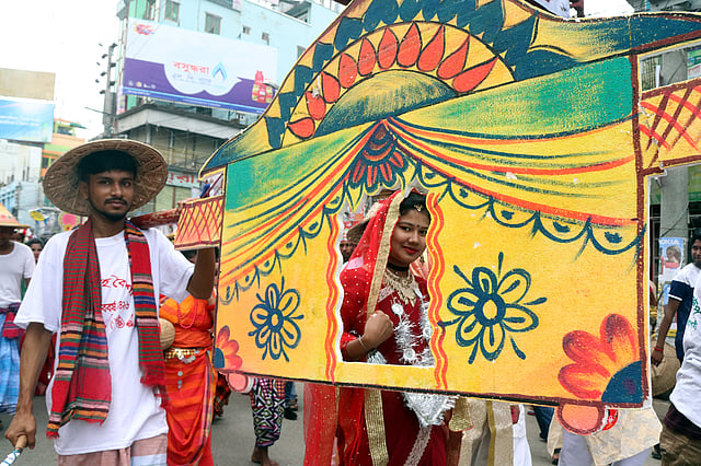 বর্ষবরণ উপলক্ষে রাজশাহী নগরে শোভাযাত্রা বের করে রাজশাহী কলেজের শিক্ষার্থীরা। ছবি: শহীদুল ইসলাম