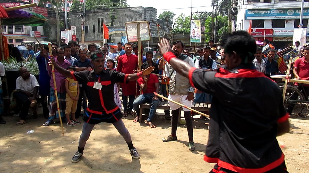 ঝিনাইদহ শহরের পায়রা চত্বরে পয়লা বৈশাখ উপলক্ষে গ্রামীণ ঐতিহ্যবাহী লাঠি খেলার আয়োজন করে বাংলাদেশ লাঠিয়াল বাহিনী। ছবি: প্রথম আলো