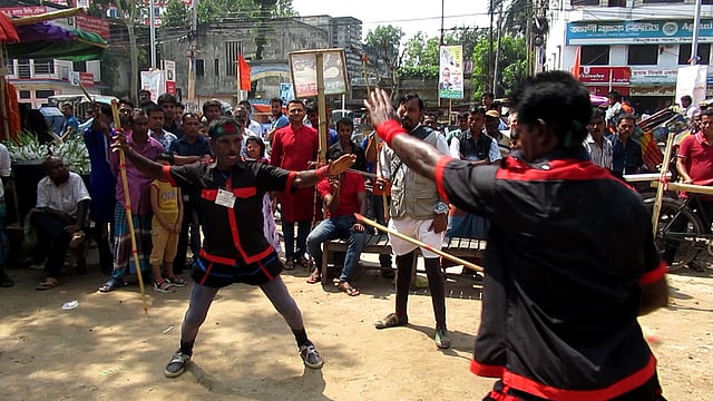 ঝিনাইদহ শহরের পায়রা চত্বরে পয়লা বৈশাখ উপলক্ষে গ্রামীণ ঐতিহ্যবাহী লাঠি খেলার আয়োজন করে বাংলাদেশ লাঠিয়াল বাহিনী। ছবি: প্রথম আলো
