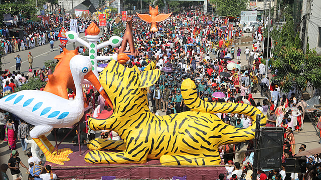 শোভাযাত্রায় বাঘ ও বকের প্রতীকী অবয়ব। শাহবাগ, ঢাকা, ১৪ এপ্রিল। ছবি: আবদুস সালাম