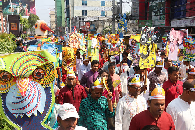 খুলনার কেডিএ অ্যাভিনিউয়ে বের হওয়া শোভাযাত্রা। ছবি: সাদ্দাম হোসেন