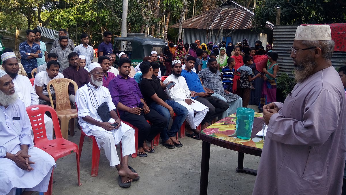 ফেনীর সোনাগাজীতে নুসরাত জাহান রাফি স্মৃতি ফাউন্ডেশনের সূচনা সভায় বক্তব্য দেন বাবা এ কে এম মুসা মিয়া। ছবিটি আজ রোববার বিকেলে আগুনে পুড়িয়ে হত্যার শিকার মাদ্রাসাছাত্রী নুসরাতের বাড়ি থেকে তোলা। ছবি: আমজাদ হোসাইন