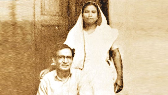 আব্বাসউদ্দীন আহমদের সঙ্গে স্ত্রী লুৎফুন্নেসা আব্বাসী। ছবি: সংগৃহীত