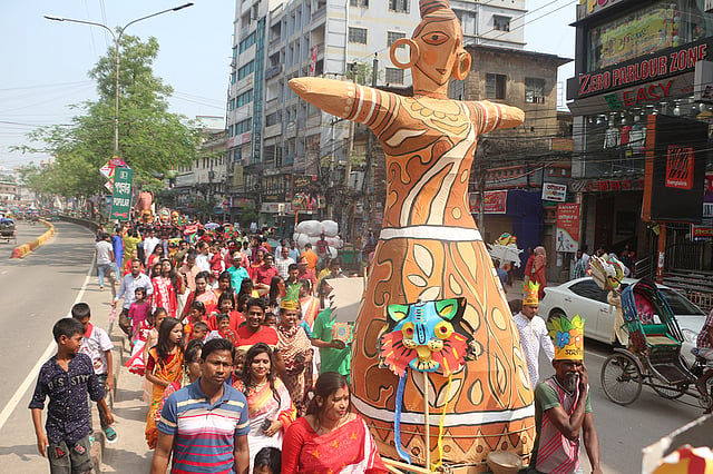 বৈশাখকে স্বাগত জানাতে নারায়ণগঞ্জ সাংস্কৃতিক জোটের আয়োজনে মঙ্গল শোভাযাত্রা। ছবি: দিনার মাহমুদ