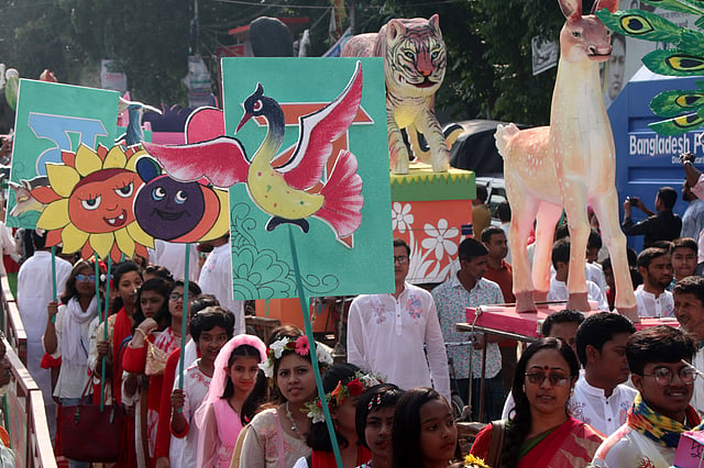 পয়লা বৈশাখে বগুড়া জেলা প্রশাসনের উদ্যোগে শহরে মঙ্গল শোভাযাত্রা বের করা হয়। ছবি: সোয়েল রানা