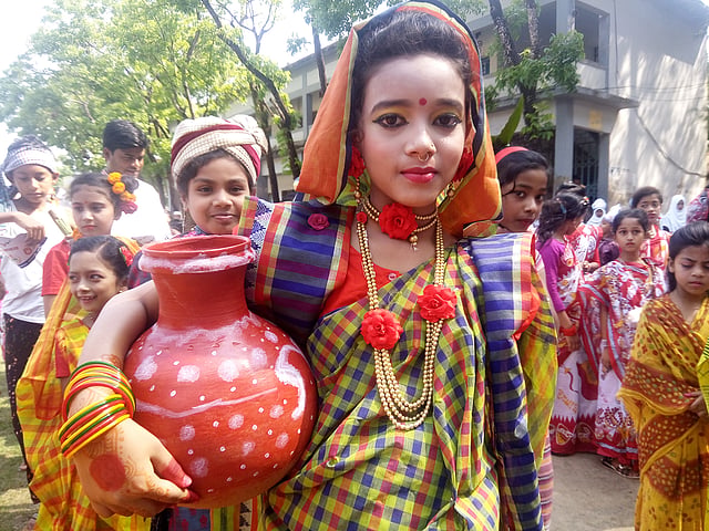 ফেনীর সোনাগাজীতে নতুন বছরকে বরণ করতে উপজেলা প্রশাসনের আয়োজনে বর্ণাঢ্য শোভাযাত্রা। সেখানে নানা সাজে অংশ নেয় শিক্ষার্থীরা। ছবি: আমজাদ হোসাইন