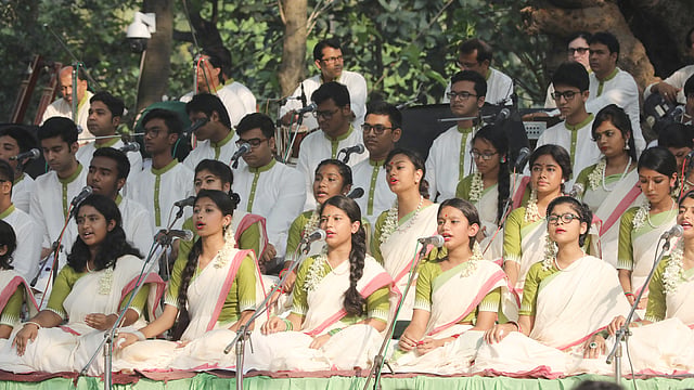 ছায়ানটের বর্তমান–সাবেক শিক্ষার্থী ও শিক্ষক নিয়ে শ খানেক শিল্পী এই আয়োজনে অংশ নেন। ঢাকা, ১৪ এপ্রিল। ছবি: আবদুস সালাম