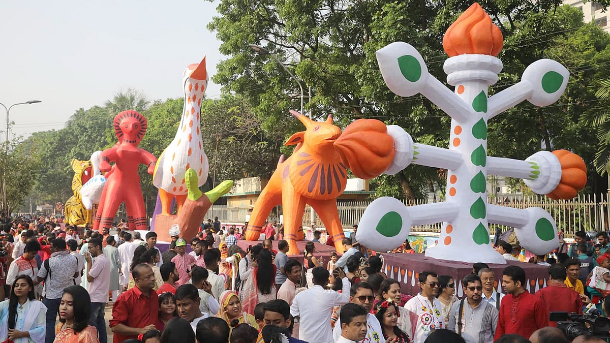 এবারের মঙ্গল শোভাযাত্রার প্রতিপাদ্য ‘মস্তক তুলিতে দাও অনন্ত আকাশে’। ছবি: আবদুস সালাম