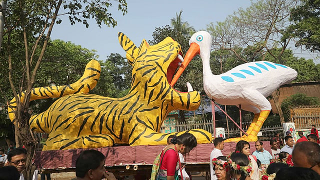 শোভাযাত্রায় বাঘ ও বকের অনুষঙ্গ। ছবি: আবদুস সালাম