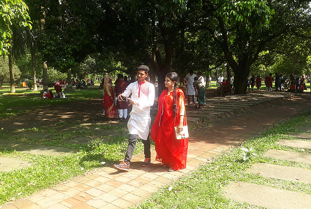 পয়লা বৈশাখে তরুণ-তরুণীর পদচারণে মুখরিত রমনা পার্ক। ঢাকা, ১৪ এপ্রিল, ২০১৯। ছবি: আসাদুজ্জামান