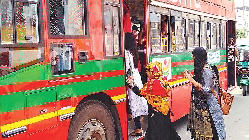বিআরটিসির নতুন বাসে উঠছেন যাত্রীরা। সম্প্রতি বসুন্ধরা আবাসিক এলাকার ফটকে। প্রথম আলো