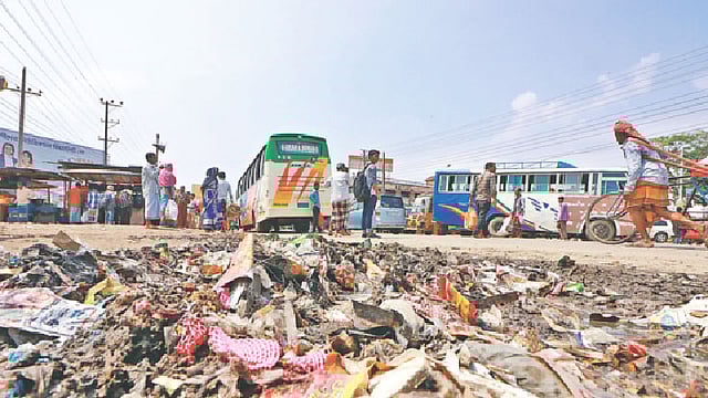 যত্রতত্র পড়ে আছে ময়লা-আরর্জনা। তার পাশ দিয়ে চলতে গিয়ে ভোগান্তি যাত্রীদের। ৪ এপ্রিল সকালে সিলেটের কুমারগাঁও বাসষ্ট্যান্ড এলাকায়।  ছবি: প্রথম আলো