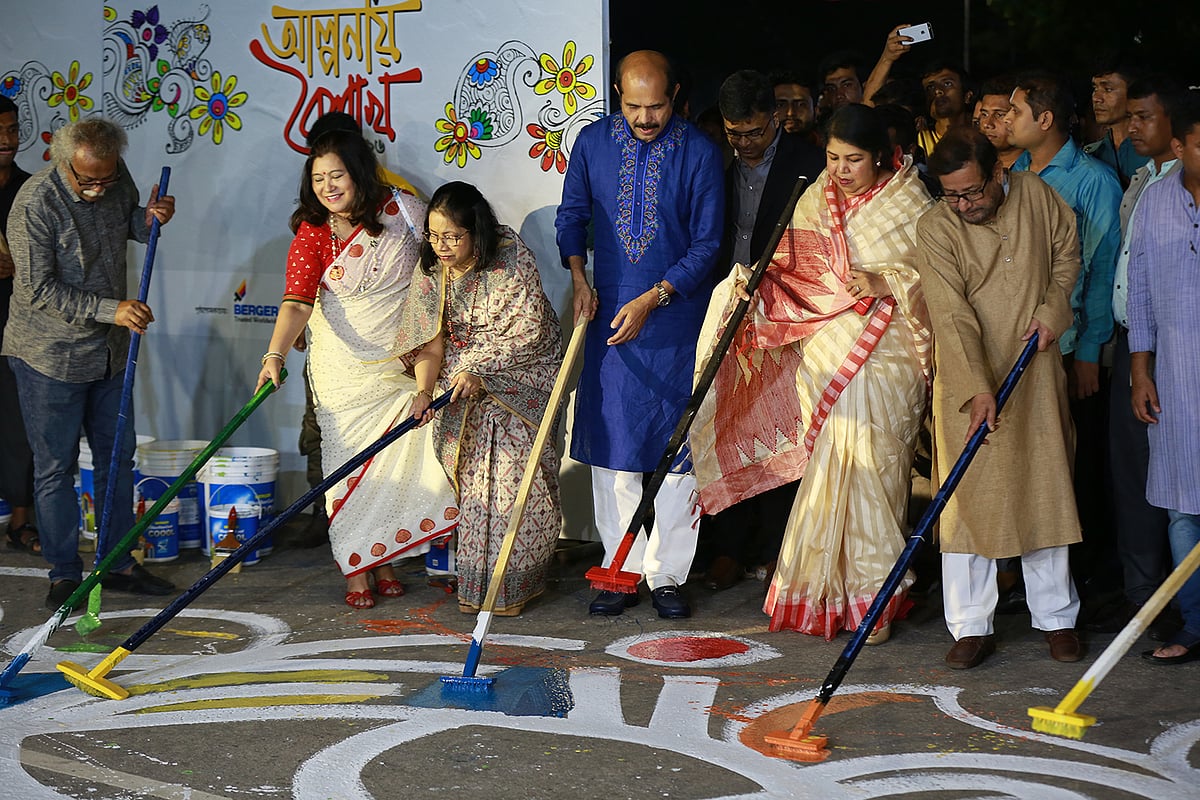 ঐতিহ্যবাহী আলপনা চিত্রের মাধ্যমে বাংলা নতুন বছরকে স্বাগত জানাল এশিয়াটিক এশিয়াটিক এক্সপেরিয়েন্সিয়াল লিমিটেড (ইএক্সপি)। ‘বার্জার আলপনায় বৈশাখ ১৪২৬’ শীর্ষক দেশের বৃহত্তম এ আলপনা উৎসব শনিবার রাত ১১টায় রাজধানীসহ দেশের পাঁচটি শহরে শুরু হয়ে চলেছে রোববার পর্যন্ত। আলপনা আঁকা কার্যক্রমের উদ্বোধন করেন স্পিকার ড. শিরীন শারমিন চৌধুরী, ঢাকা উত্তর সিটি মেয়র আতিকুল ইসলাম ও সাংসদ আসাদুজ্জামান নূর। ছবি: সংগৃহীত