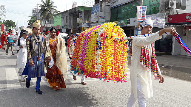 পঞ্চগড় জেলা প্রশাসকের কার্যালয় চত্বর থেকে একটি বর্ণাঢ্য মঙ্গল শোভাযাত্রা বের হয়ে শহরের প্রধান প্রধান সড়ক প্রদক্ষিণ করে একই স্থানে গিয়ে শেষ হয়। ছবি: প্রথম আলো