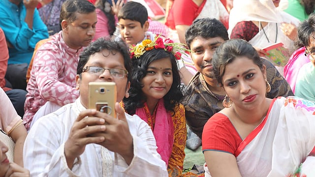 চলছে সেলফি তোলা। ছবি: আবদুস সালাম