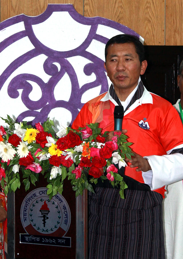বন্ধুদের সঙ্গে আলাপচারিতায় ভুটানের প্রধানমন্ত্রী। ছবি: আনোয়ার হোসেন