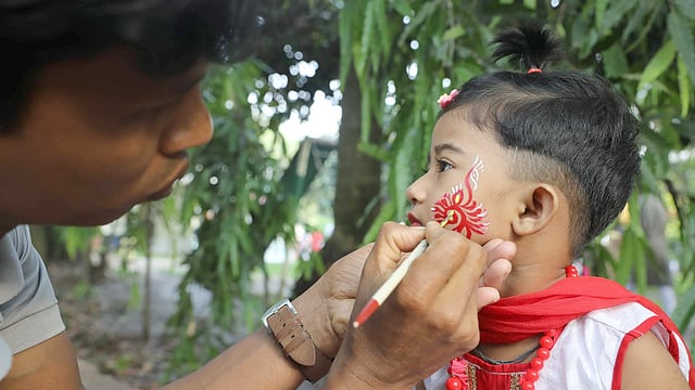 শিশুর গালে বৈশাখের রং। ছবি: আবদুস সালাম