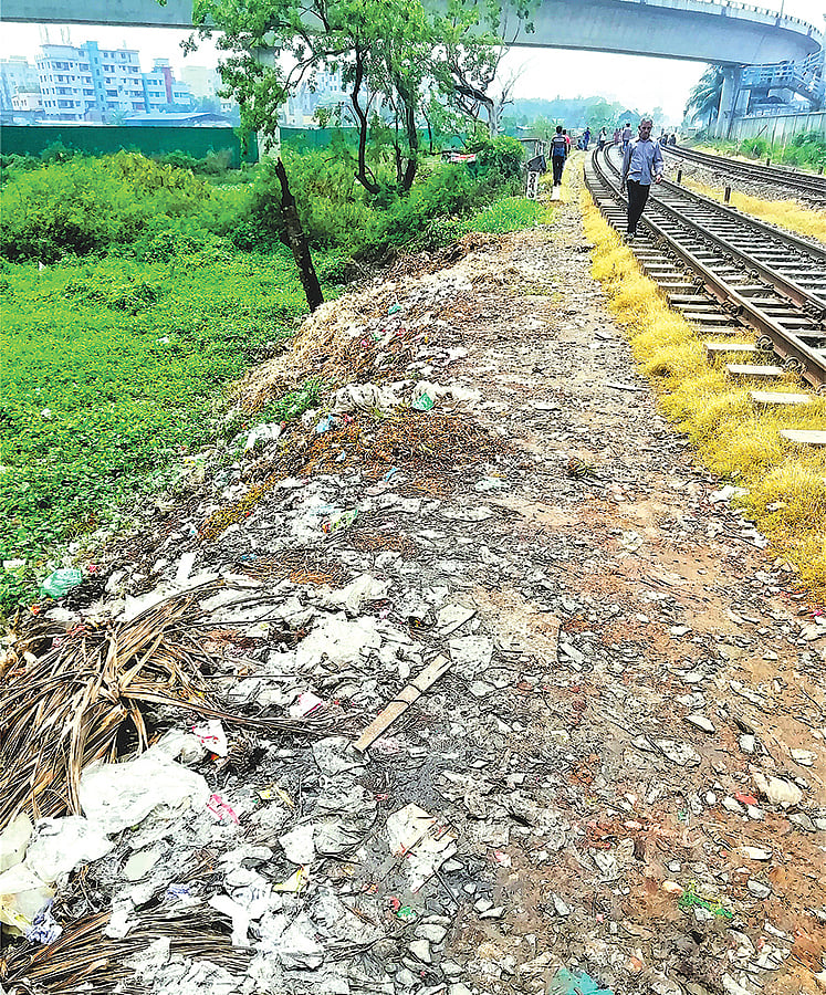 কাছেই এসটিএস। কিন্তু হকাররা আবর্জনা ফেলছেন বাইরে। সম্প্রতি কুড়িল বিশ্বরোড এলাকায়। ছবি: প্রথম আলো
