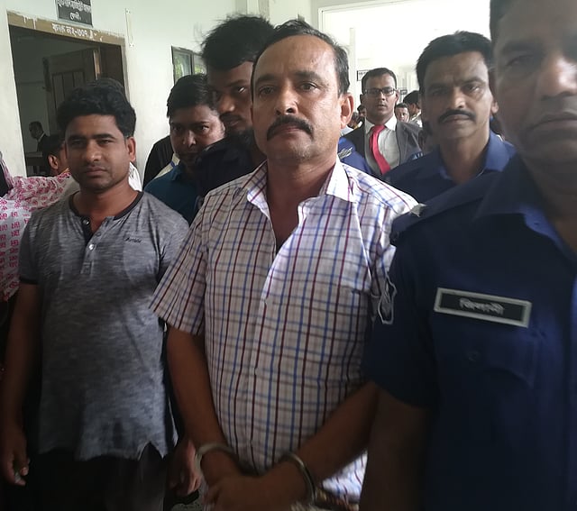 নুসরাত হত্যা মামলায় মাকসুদ আলমকে আদালত থেকে নিয়ে যাচ্ছে পুলিশ। ছবি: প্রথম আলো।