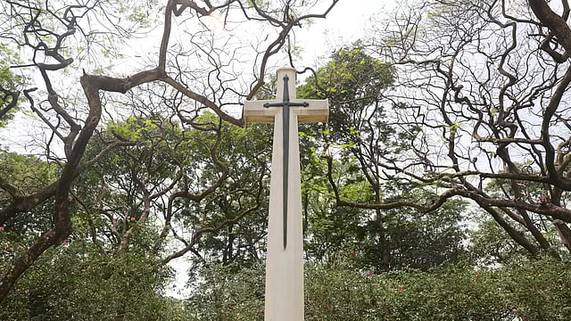 উঁচু বেদি, বেদিতে ক্রুশ প্রতীক।