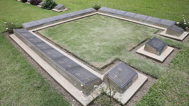 বিমান সৈনিকদের গণকবর।