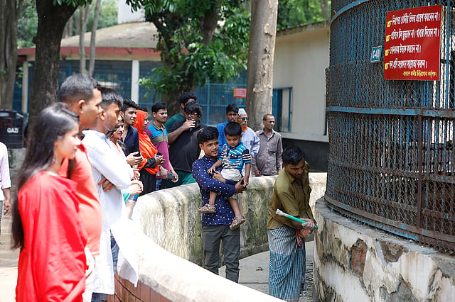 চিড়িয়াখানার বিভিন্ন খাঁচার সামনে সতর্ক বার্তা লেখা থাকলেও অনেকেই সেটা মানেন না।