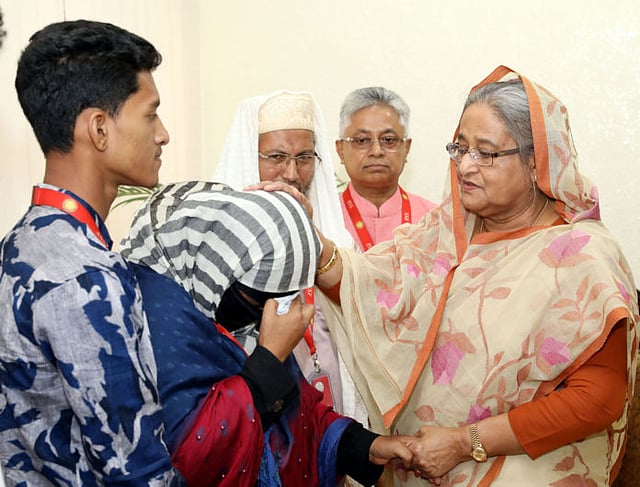 প্রধানমন্ত্রী শেখ হাসিনার সঙ্গে দেখা করেন নুসরাতের বাবা এ কে এম মুসা এবং মা শিরীনা আক্তার। ছবি: বাসস