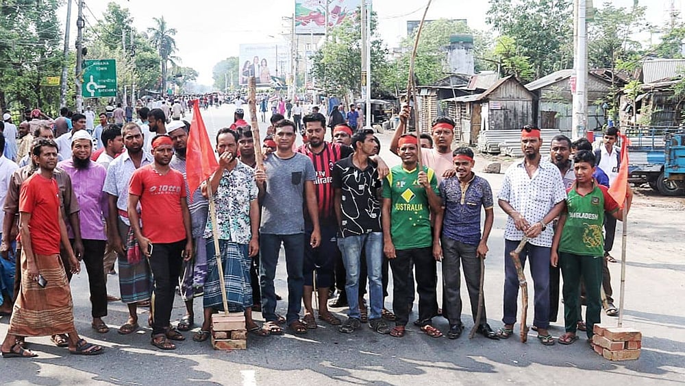 খুলনায় পাটকল শ্রমিকেরা ৯ দফা দাবিতে আজ সোমবার সকালে খুলনা-যশোর মহাসড়ক অবরোধ করেছেন। নতুন রাস্তা, খুলনা, ১৫ এপ্রিল। ছবি: সাদ্দাম হোসেন