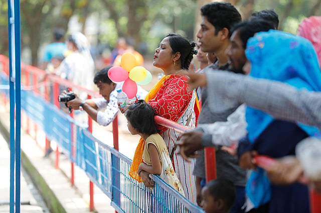 বানরের খাঁচার সামনে দর্শনার্থীরা