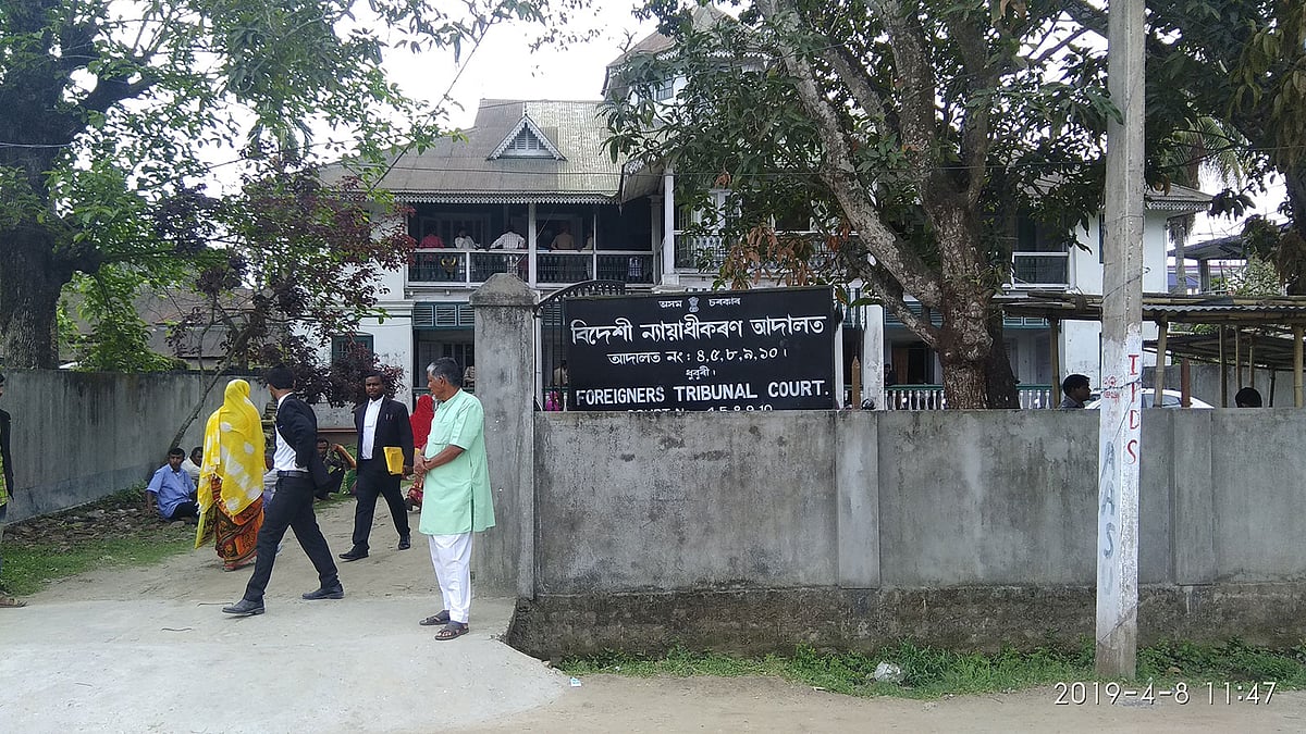 বাঙালিদের গায়ে বাংলাদেশি তকমা লাগানো চলছেই আসামে। ভিড় বাড়ছে ট্রাইব্যুনালে। ছবি: প্রথম আলো