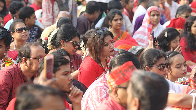 বর্ষবরণের আয়োজনে নানা শ্রেণির মানুষ। ছবি: প্রথম আলো