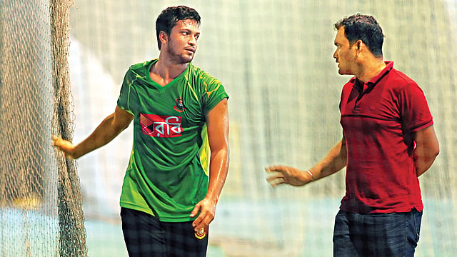 সাকিব সালাউদ্দীনের সঙ্গে এভাবে কাজ করবেন, নাকি দেশে দলের কন্ডিশনিং ক্যাম্পে যোগ দেবেন? প্রথম আলো ফাইল ছবি