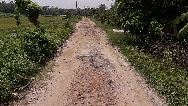 কুমিল্লার দাউদকান্দি উপজেলার গাজীপুর-গোয়ালমারী সড়কের বেহাল। ছবি: আবদুর রহমান